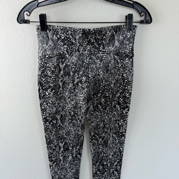 New SPANX Faux Leather Snake Shine Leggings Grey NWT Casual Women’s Medium - Picture 10 of 13